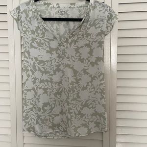 Loft XS Green and White Patterned Blouse